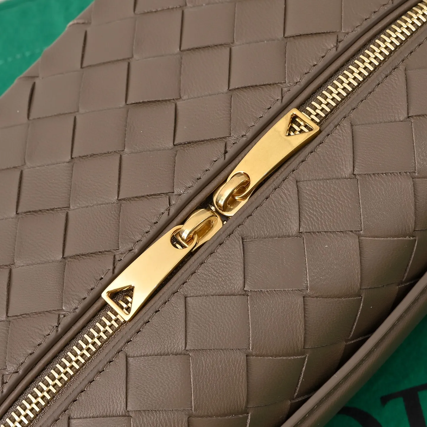 Batch 1360 Bottega Veneta 24 spring and summer woven zipper crossbody bag. A crossbody bag that can be used as a cosmetic bag. The exquisite weaving and compact body are an indispensable accessory for the upcoming summer. The double zipper also better protects the bag. It has a large capacity. If you like it, don’t miss it. Style number: 9109 Size: 22*12.5*5cm